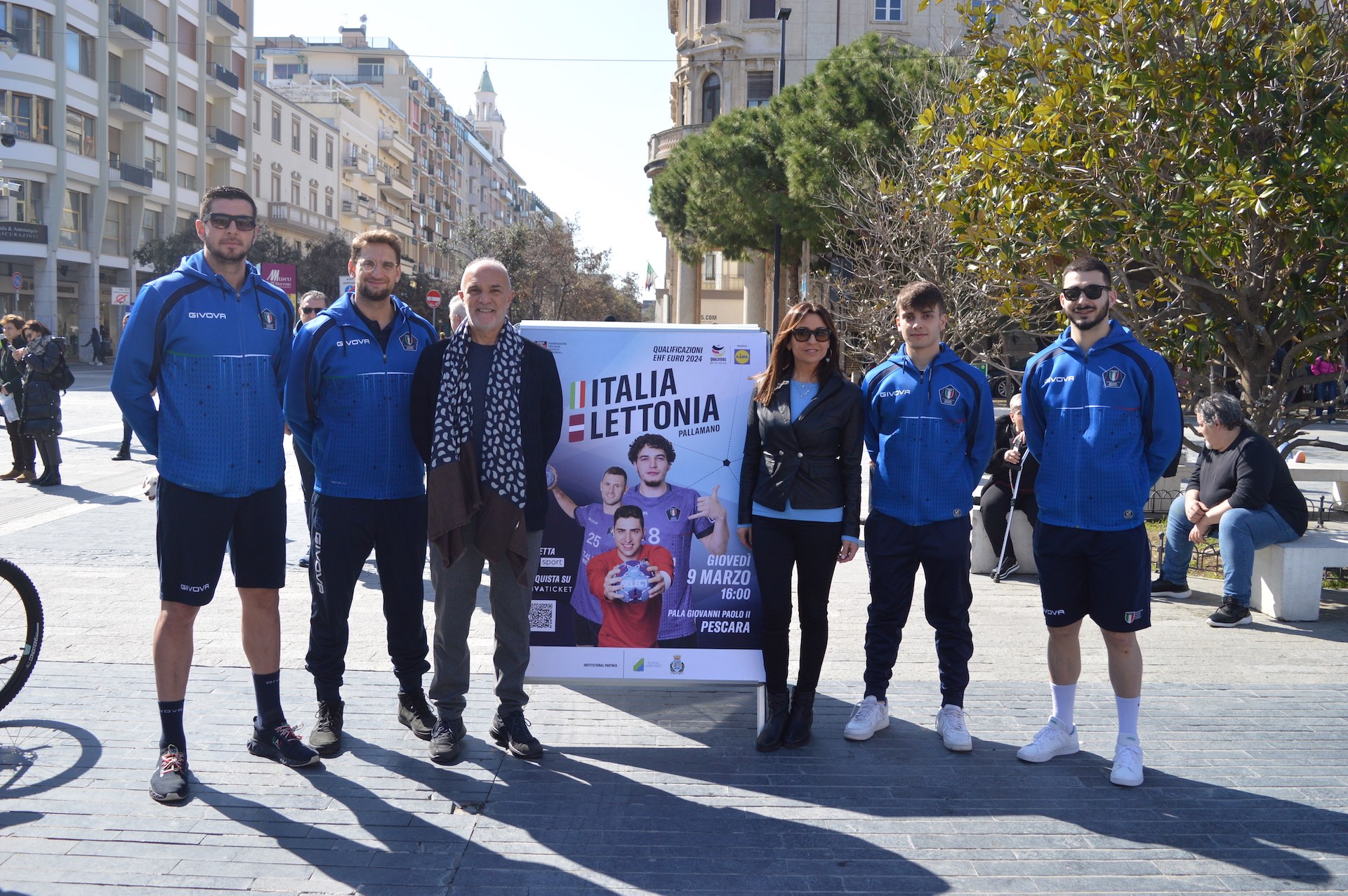 Gli azzurri in Piazza Salotto a Pescara