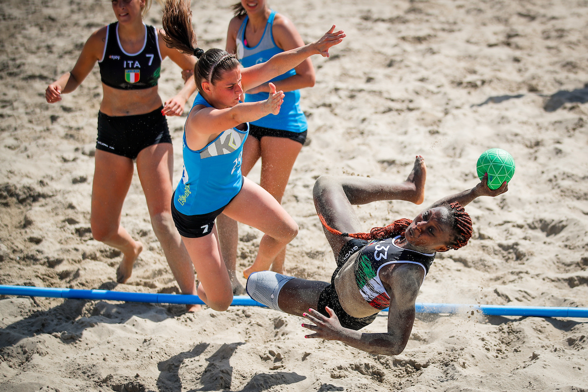 W19 Blue Team Strandepitok Girls Beach Handball Team UH37498 