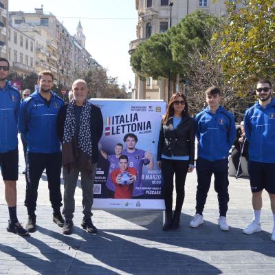 Gli azzurri in Piazza Salotto a Pescara